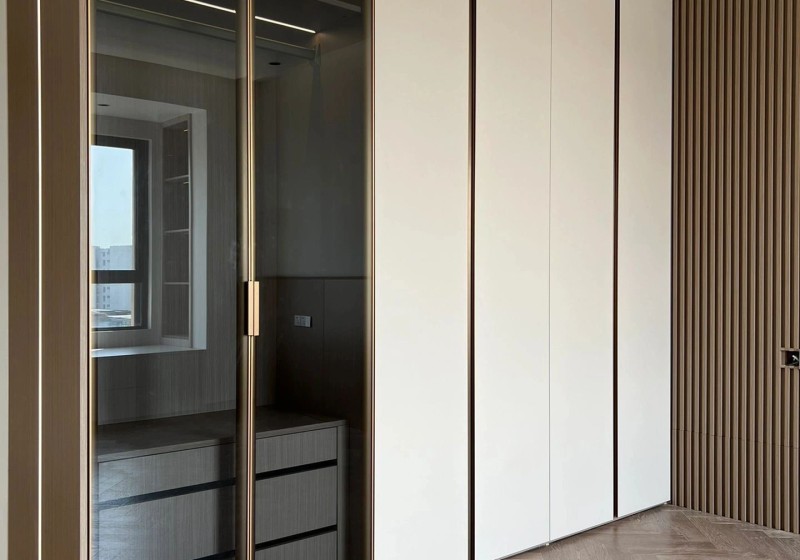 Minimalist Glass Door Wardrobe' />