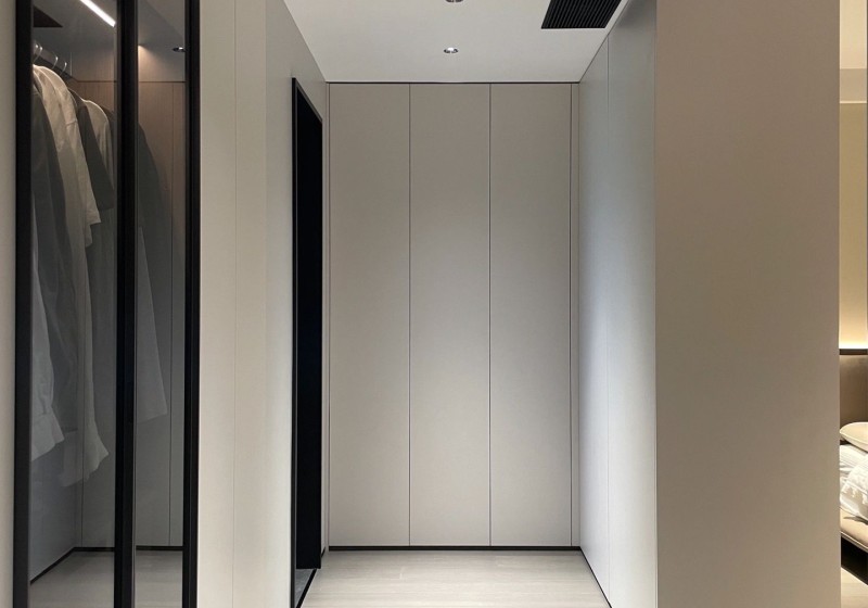 Walk-In Closet' />