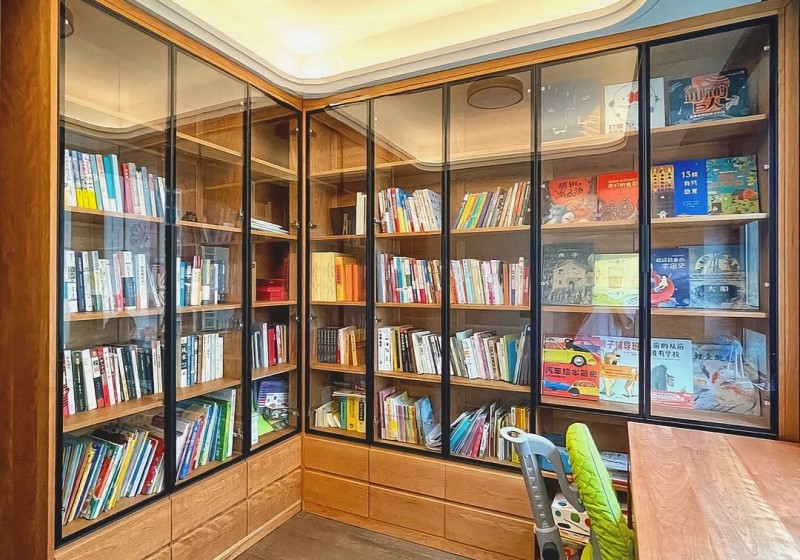 Bookshelf' />