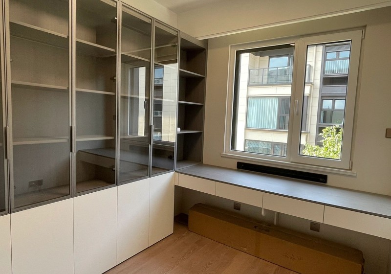 Bookshelf' />