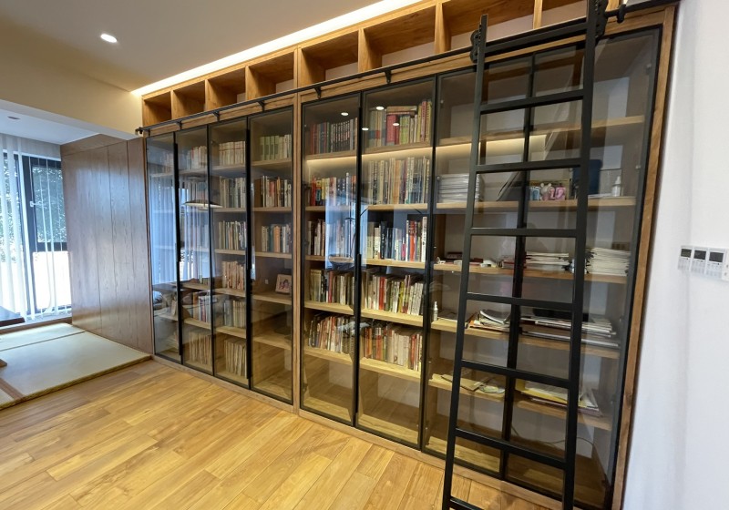 Bookshelf' />